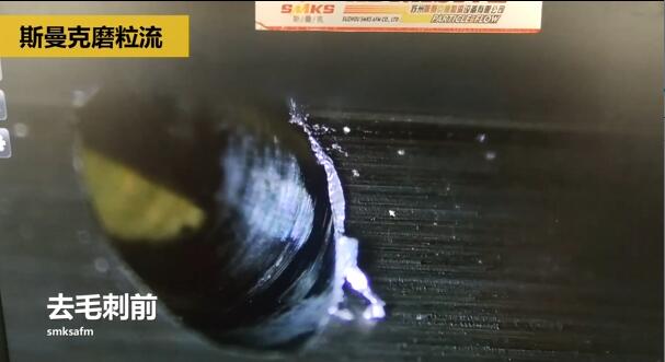 液压内啮合齿轮侧壁上的小孔去毛刺,磨粒流比人工快几十倍