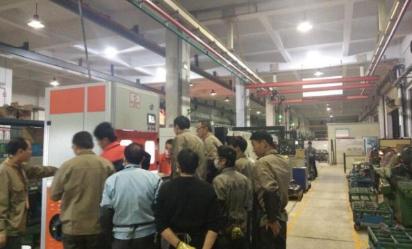 高速磨粒流是如何对汽车轮毂进行去毛刺抛光的呢？